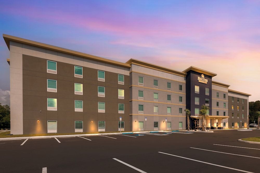 HomeTowne Studios by Red Roof Tampa - Airport 1