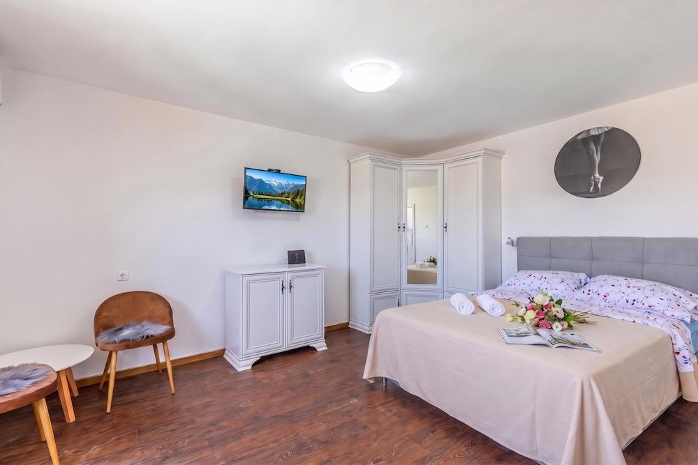 1BR Seafront Apartment Sanja Karlobag 1