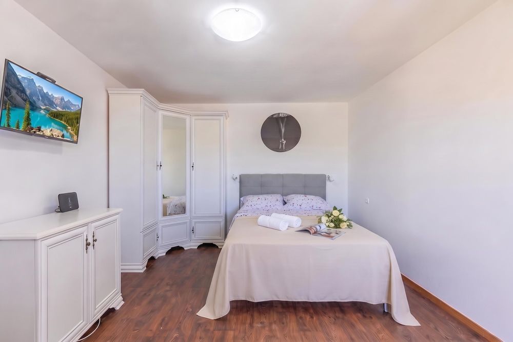 1BR Seafront Apartment Sanja Karlobag 2