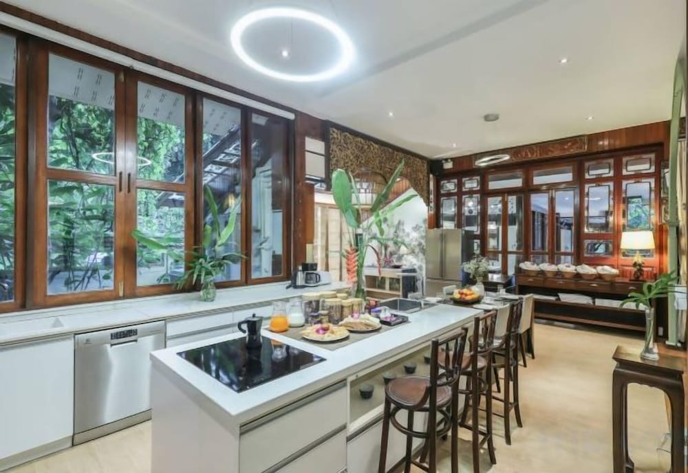 Luxurious Living by the River Hannah Villa 1