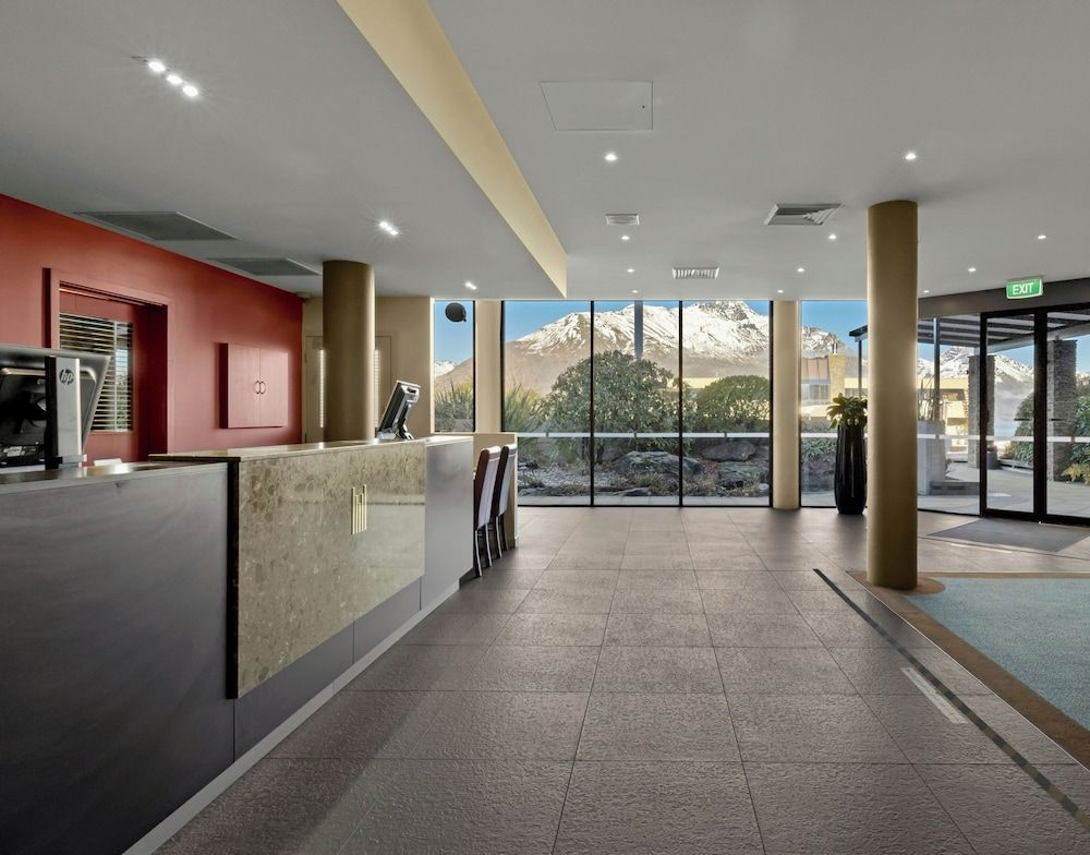 Copthorne Hotel and Apartments Queenstown Lakeview 2