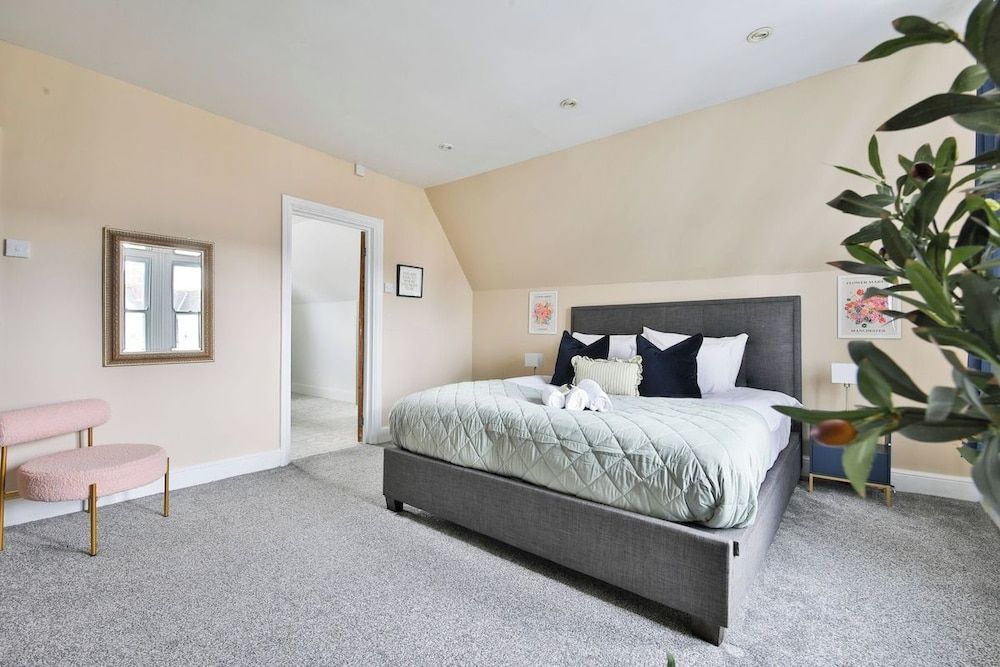 4 Bed House with Pool Table & Parking 1