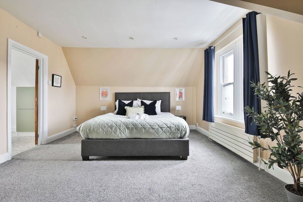 4 Bed House with Pool Table & Parking 2