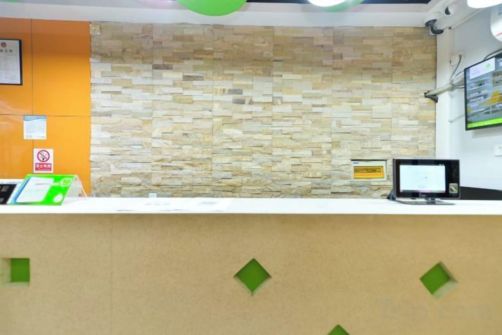 Red House Hotel (Shanghai Red House Hospital Lujiabang Road Subway Station Branch) 2