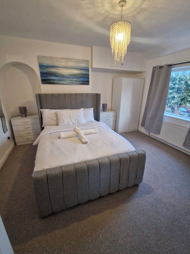 Cosy 3-Bed Home close to city and shops 1