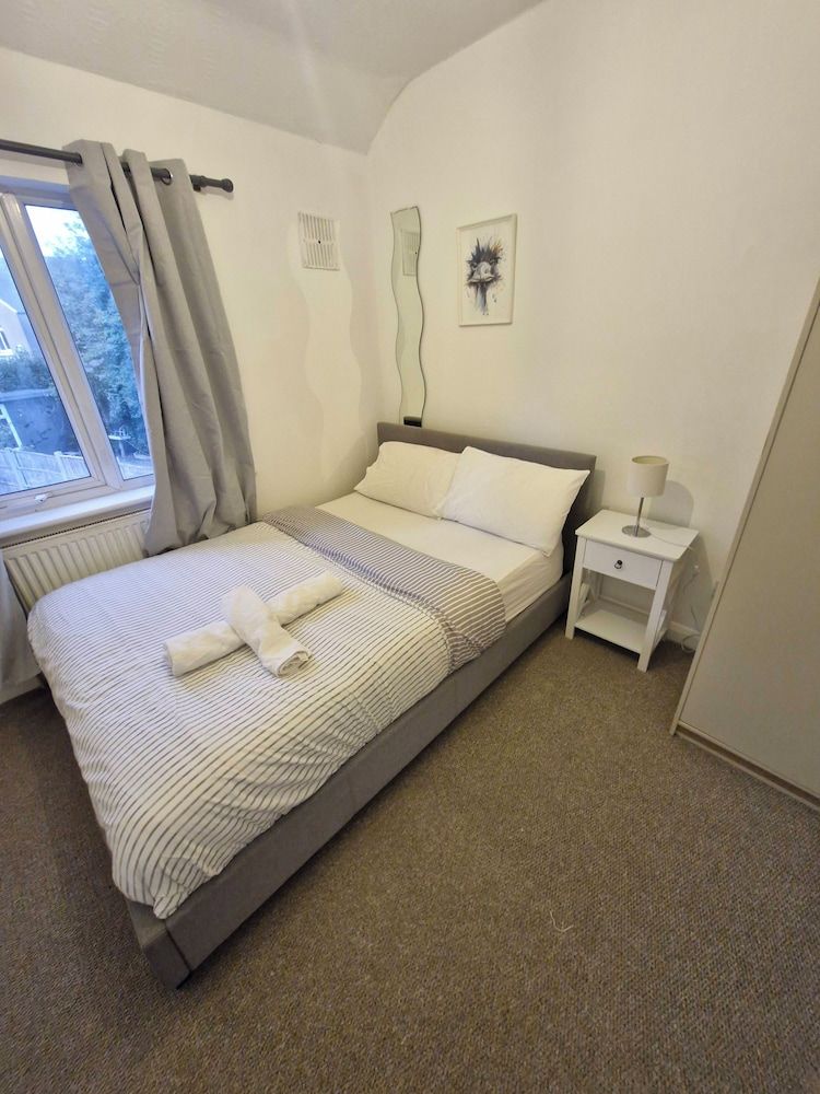 Cosy 3-Bed Home close to city and shops 2