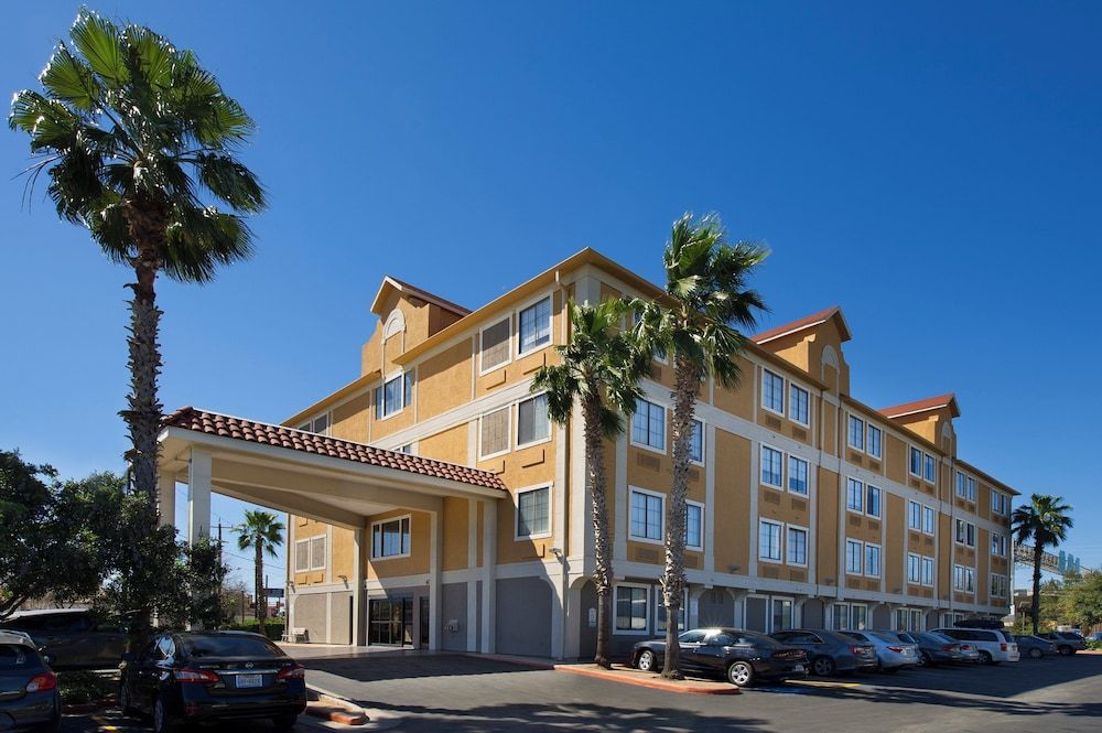 Holiday Inn Express & Suites SAN ANTONIO-DTWN MARKET AREA by IHG 1