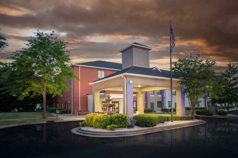 Holiday Inn Express CLAYTON (SE RALEIGH) by IHG 1