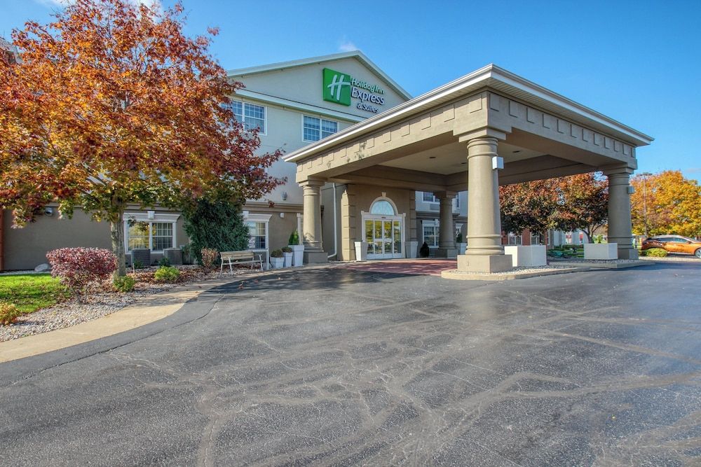 Holiday Inn Express & Suites OSHKOSH-SR 41 by IHG 1