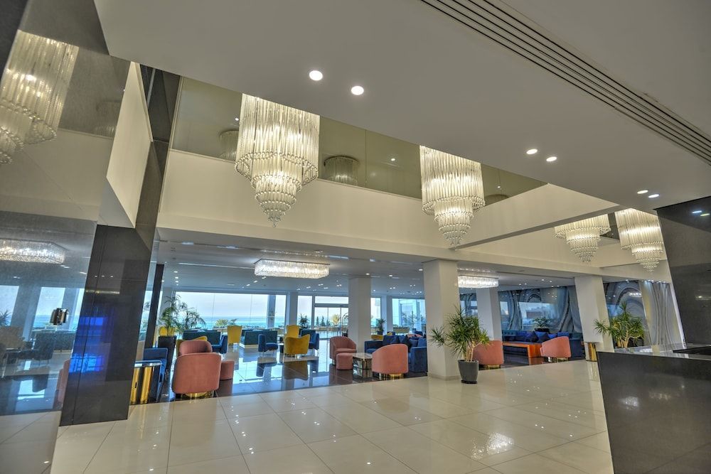 King Evelthon Beach Hotel & Resort 2