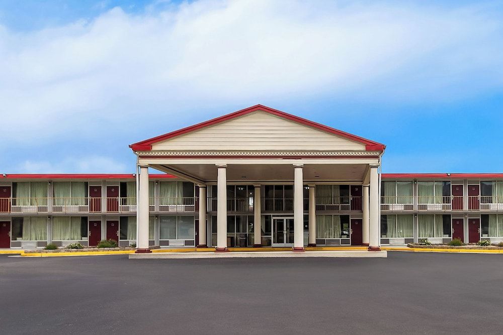 Red Roof Inn & Suites Cave City 1