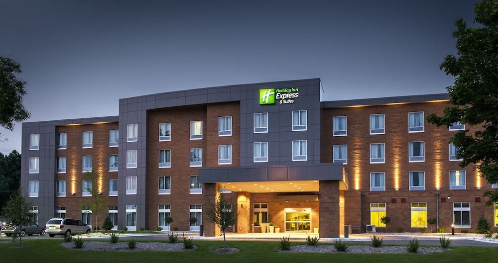 Holiday Inn Express & Suites MADISON CENTRAL by IHG 1
