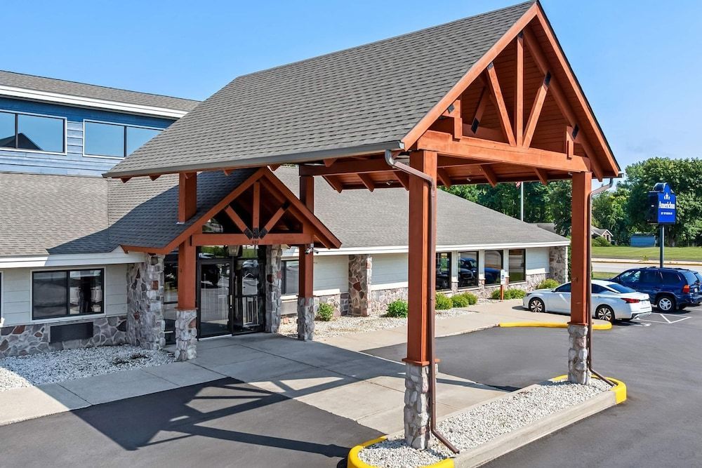 AmericInn by Wyndham Sturgeon Bay 1