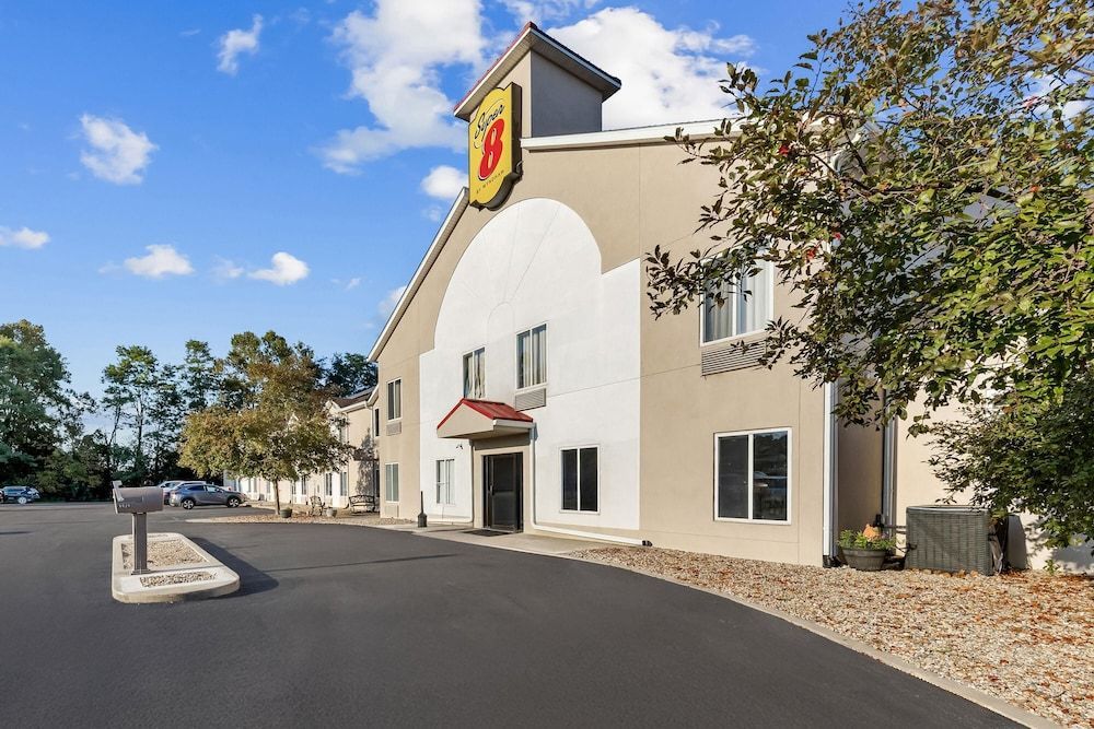 Super 8 by Wyndham Cloverdale IN 1