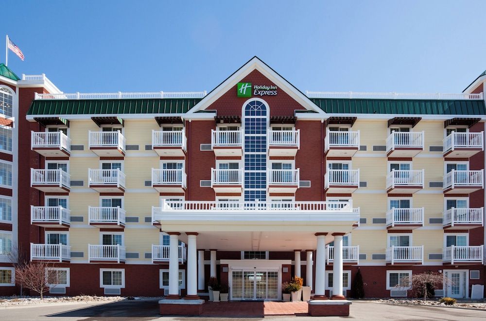 Holiday Inn Express & Suites PETOSKEY by IHG 1