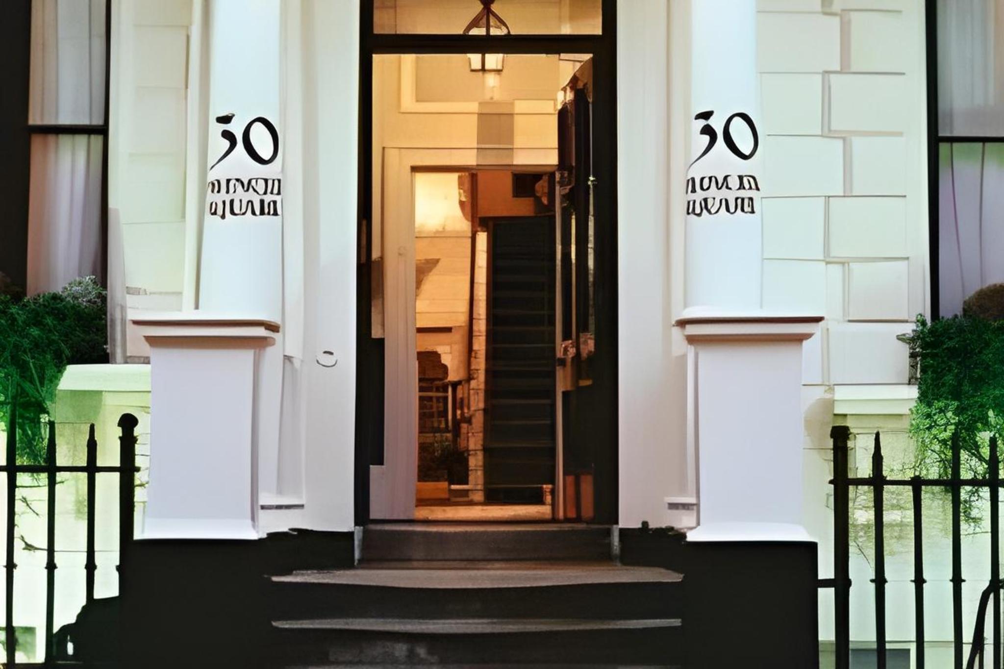 Vancouver Hotel & Studios 1