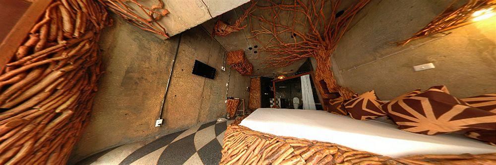 Mo Rooms 1