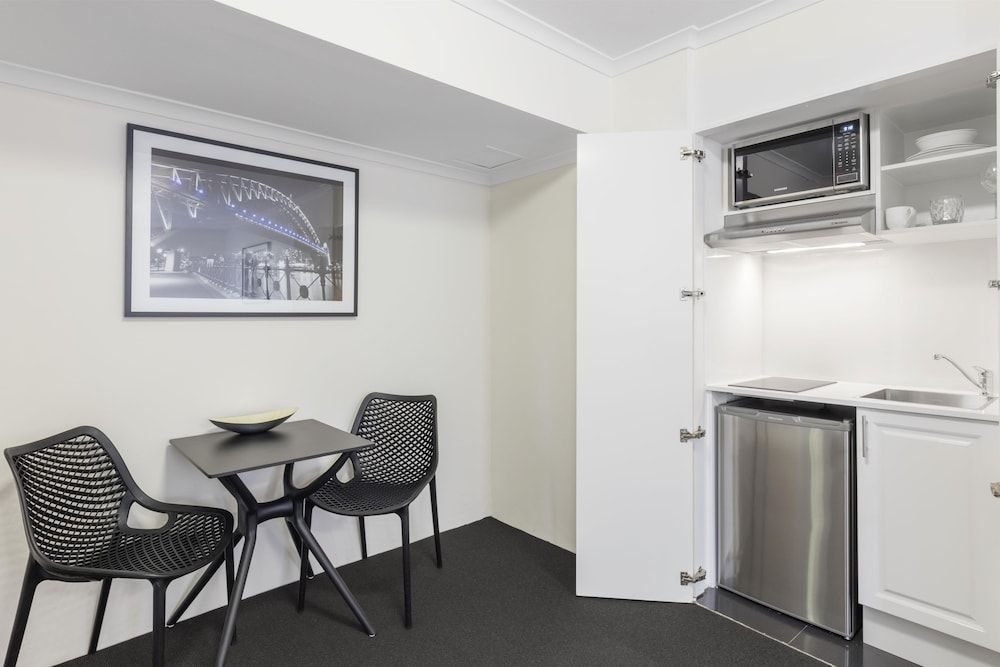 Oaks Sydney Castlereagh Suites 1