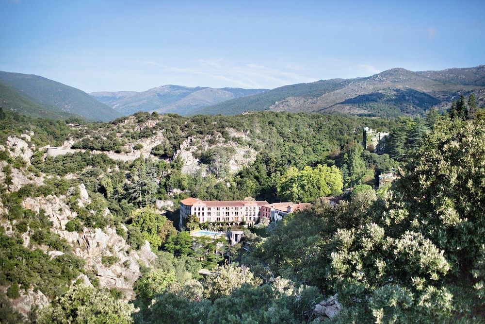 Les Pyrénées - le Grand Hôtel & le Château 1
