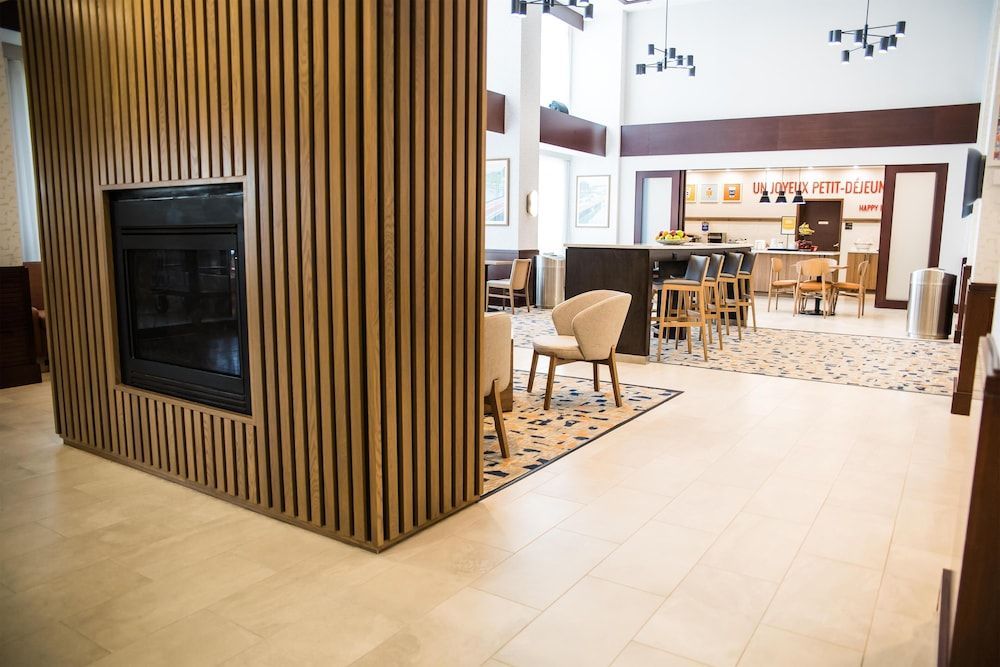 Hampton Inn & Suites by Hilton Laval 2