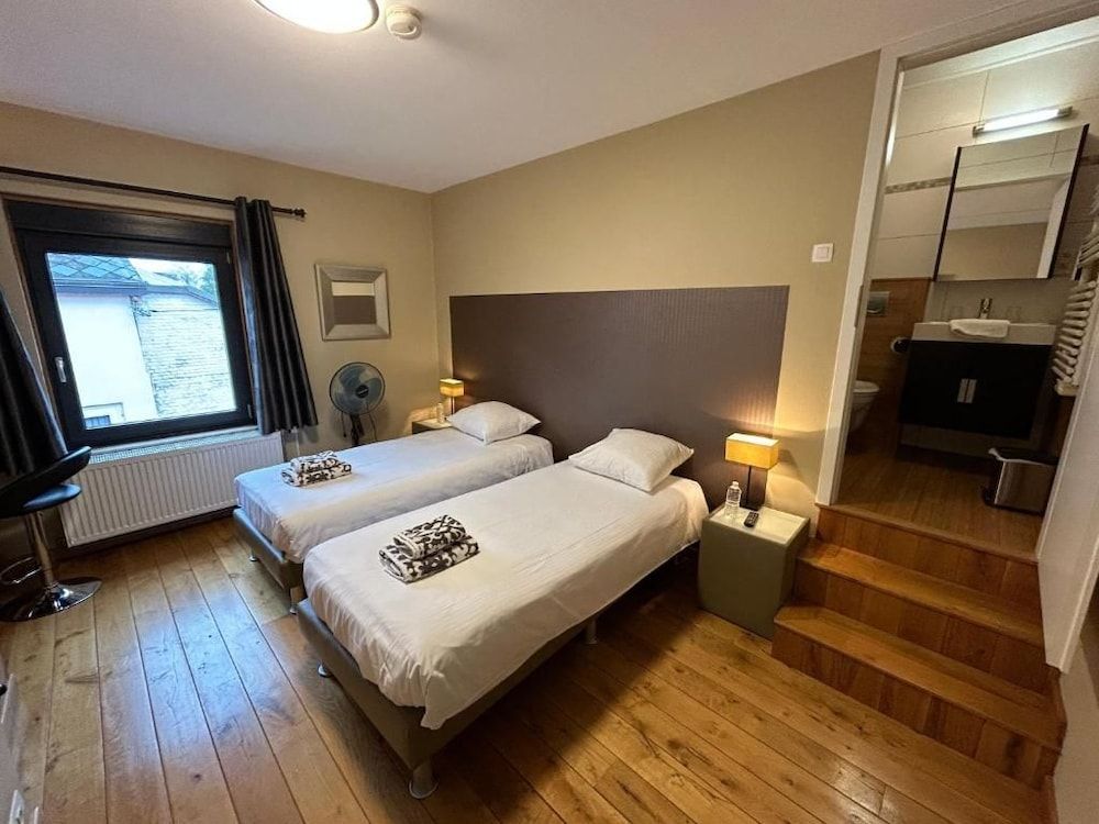 Race & Rooms 1