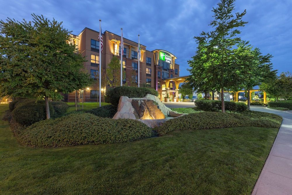 Holiday Inn Express & Suites RIVERPORT RICHMOND by IHG 1