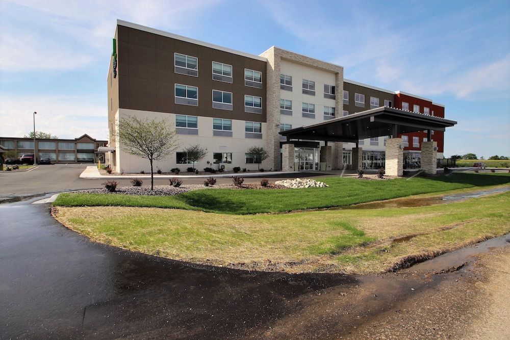 Holiday Inn Express & Suites FOND DU LAC by IHG 1