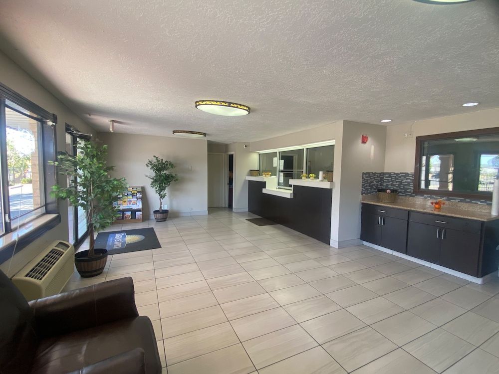 Days Inn & Suites by Wyndham Albuquerque West 2