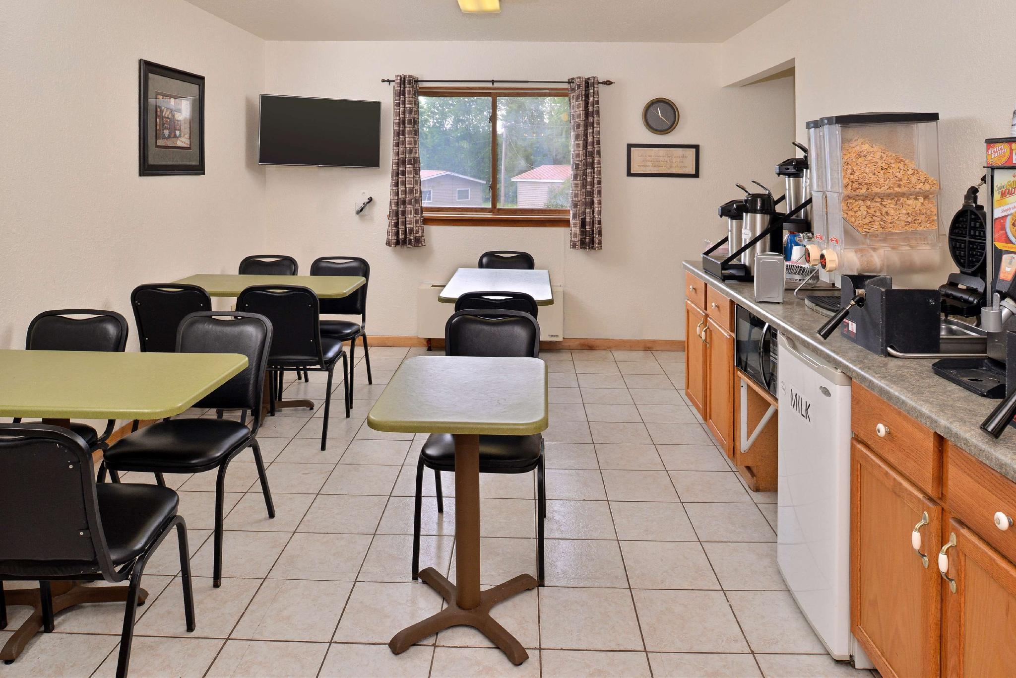 Americas Best Value Inn Marquette 1