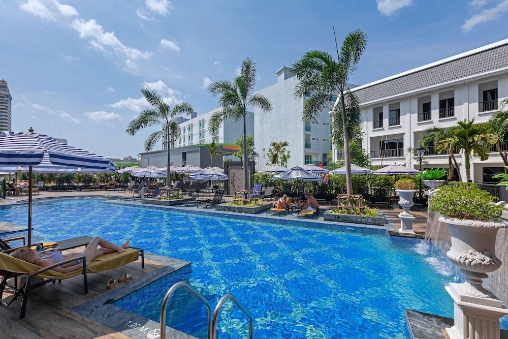Sawaddi Patong Resort & Spa by Tolani 1