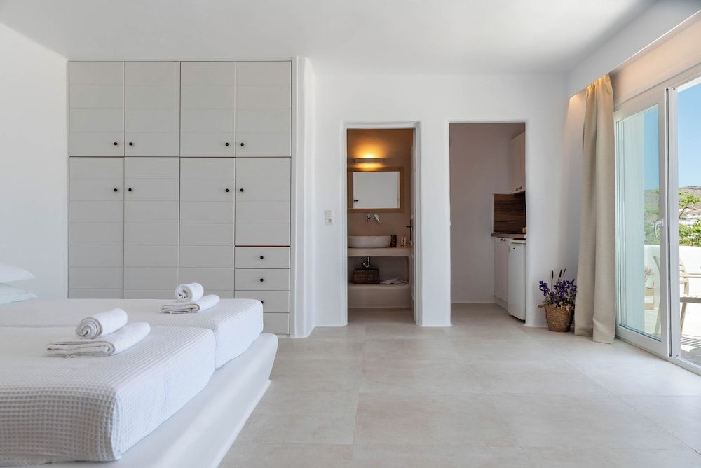 Cavos Hotel & Suites 1