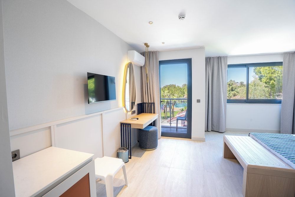 Mira Meridia Beach Hotel 1