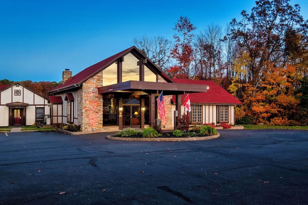 Red Roof Inn & Suites Hazleton 1