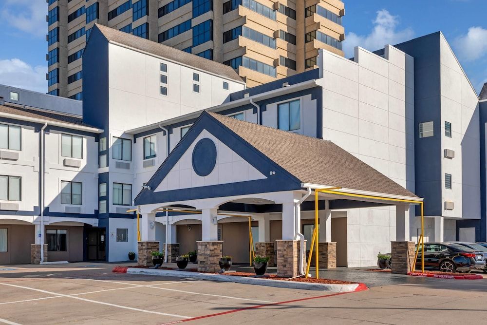 Comfort Inn & Suites Love Field-Dallas Market Center 1