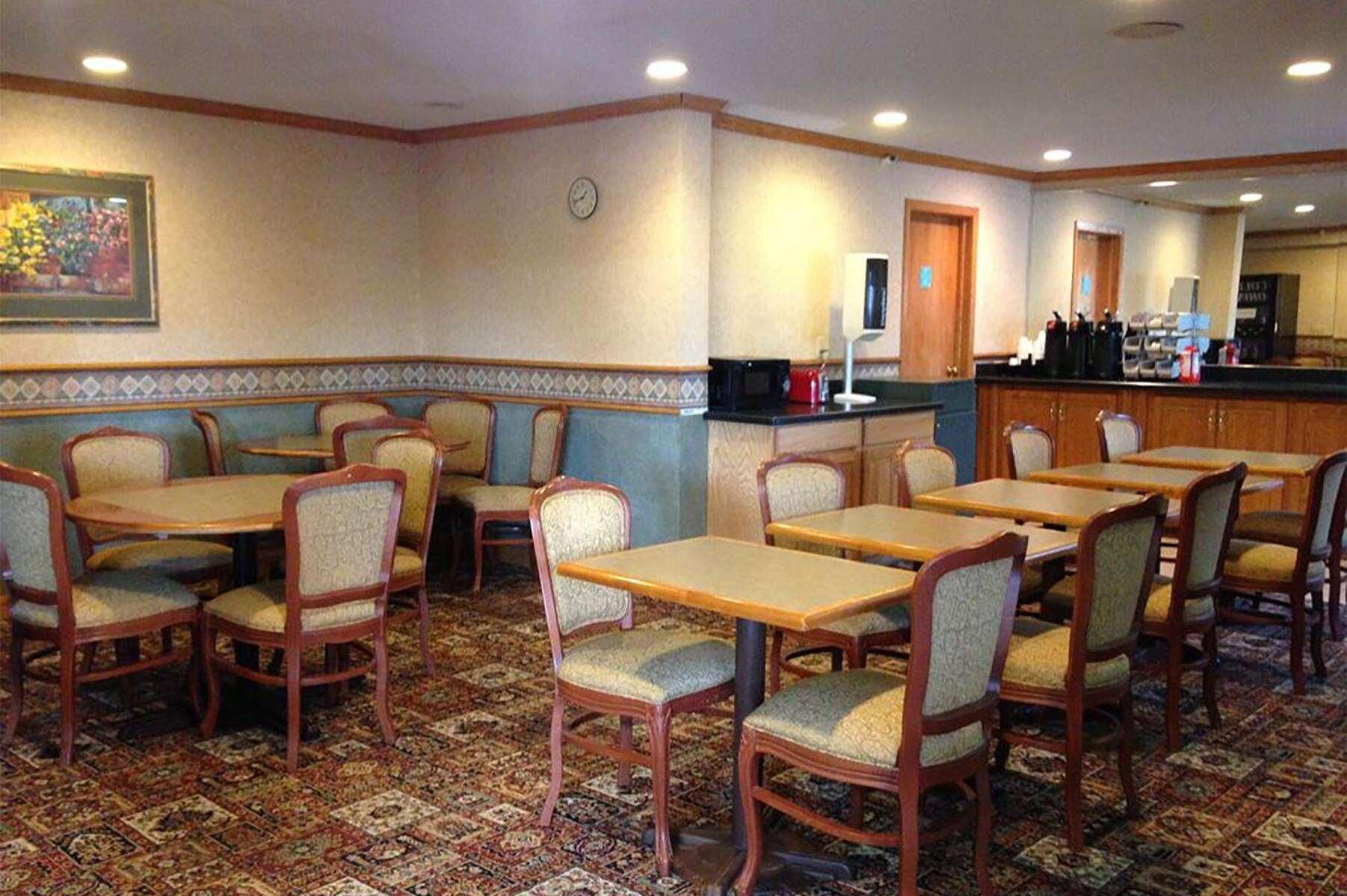 Travelodge by Wyndham Brooklyn Center 1