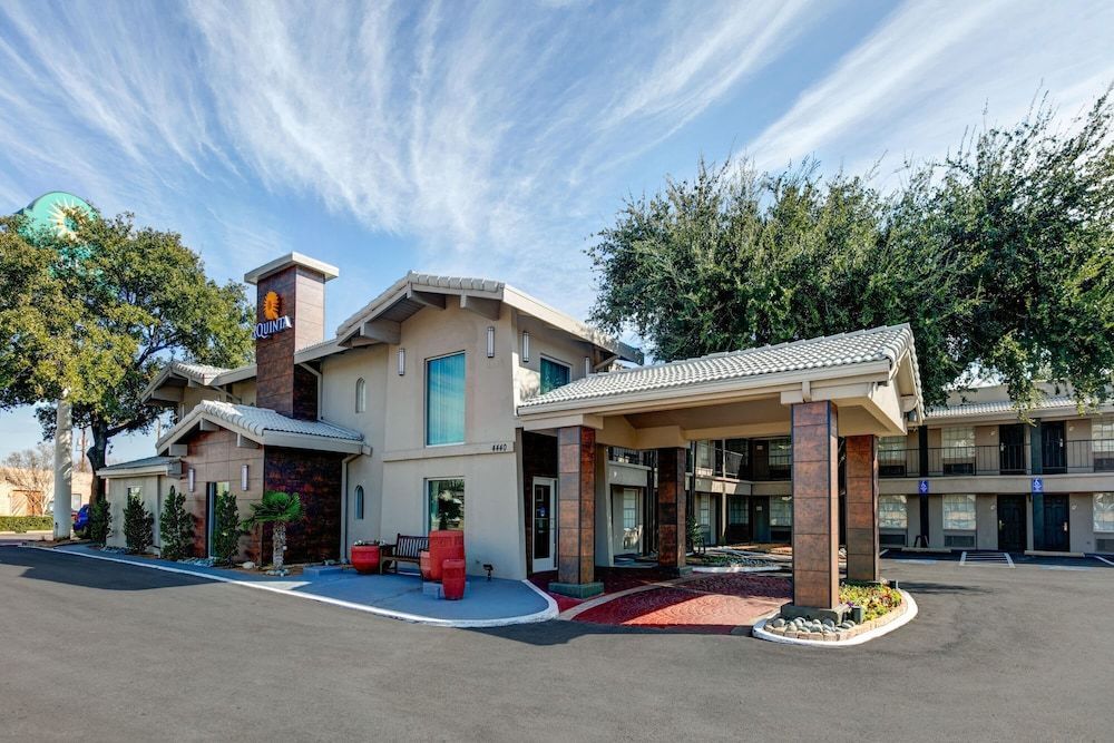 La Quinta Inn by Wyndham Dallas Uptown 1