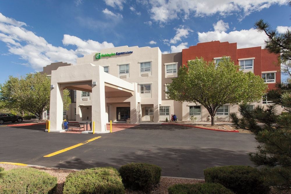 Holiday Inn Express & Suites SANTA FE by IHG 1