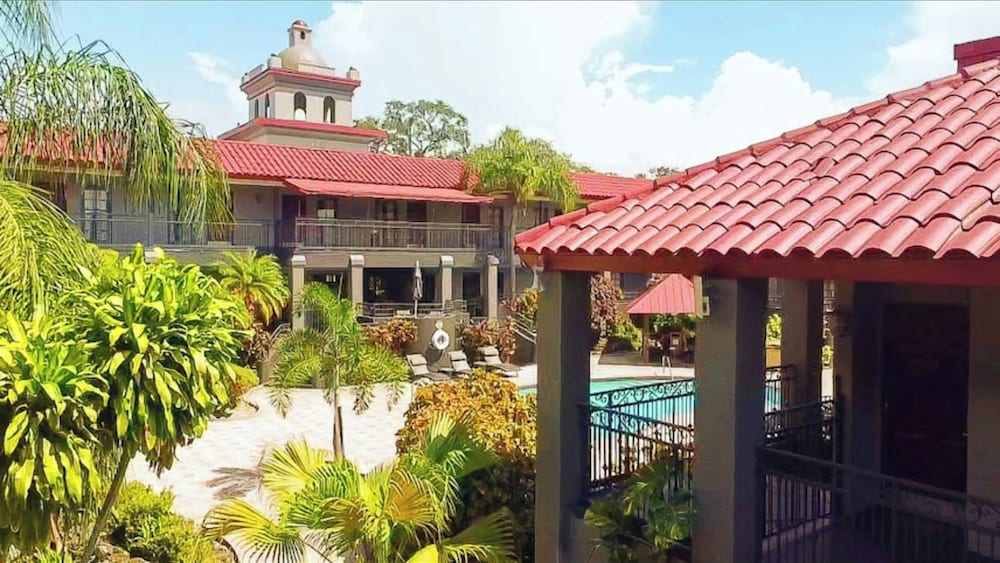 Red Roof PLUS+ & Suites Tampa - Busch Gardens 1