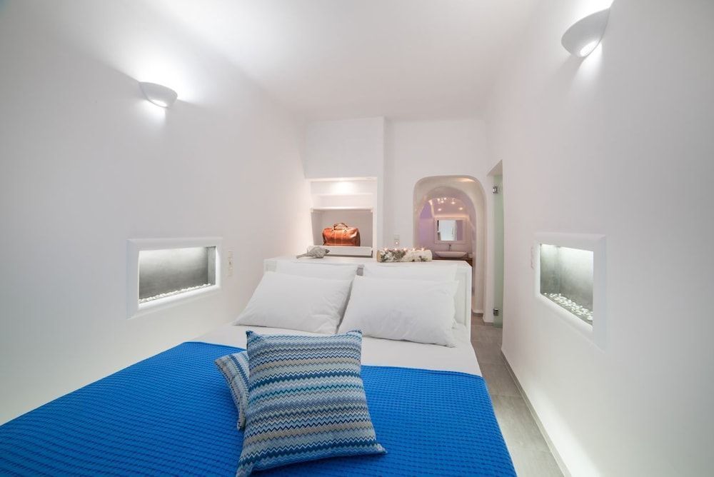 Fira Deep Blue Suites 2