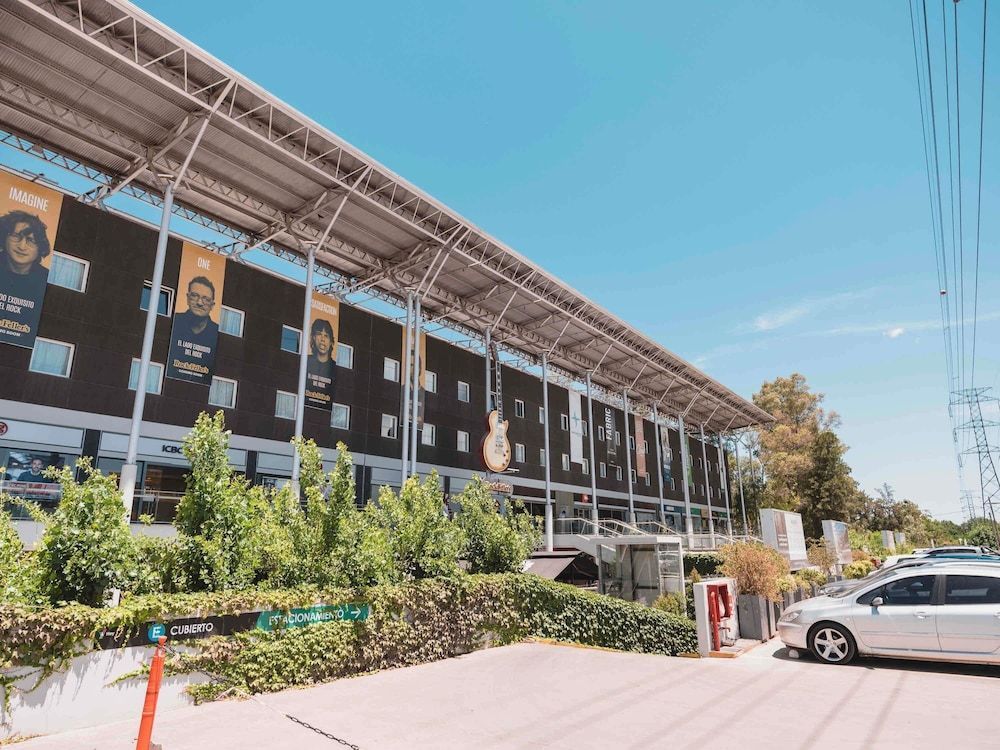 ibis Pilar 1