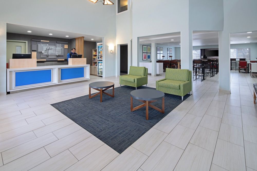 Holiday Inn Express & Suites WATSONVILLE by IHG 1