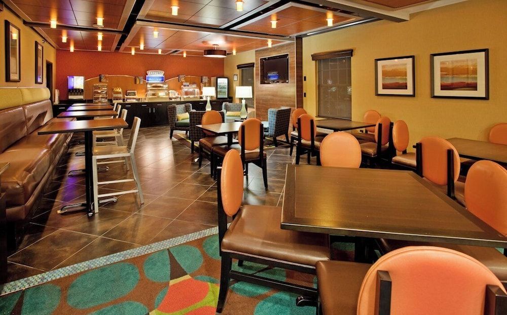 Holiday Inn Express & Suites NORTH KANSAS CITY by IHG 2
