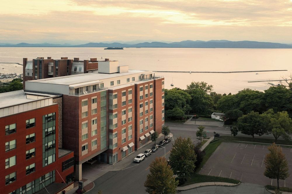 The Harborvale, Autograph Collection 1
