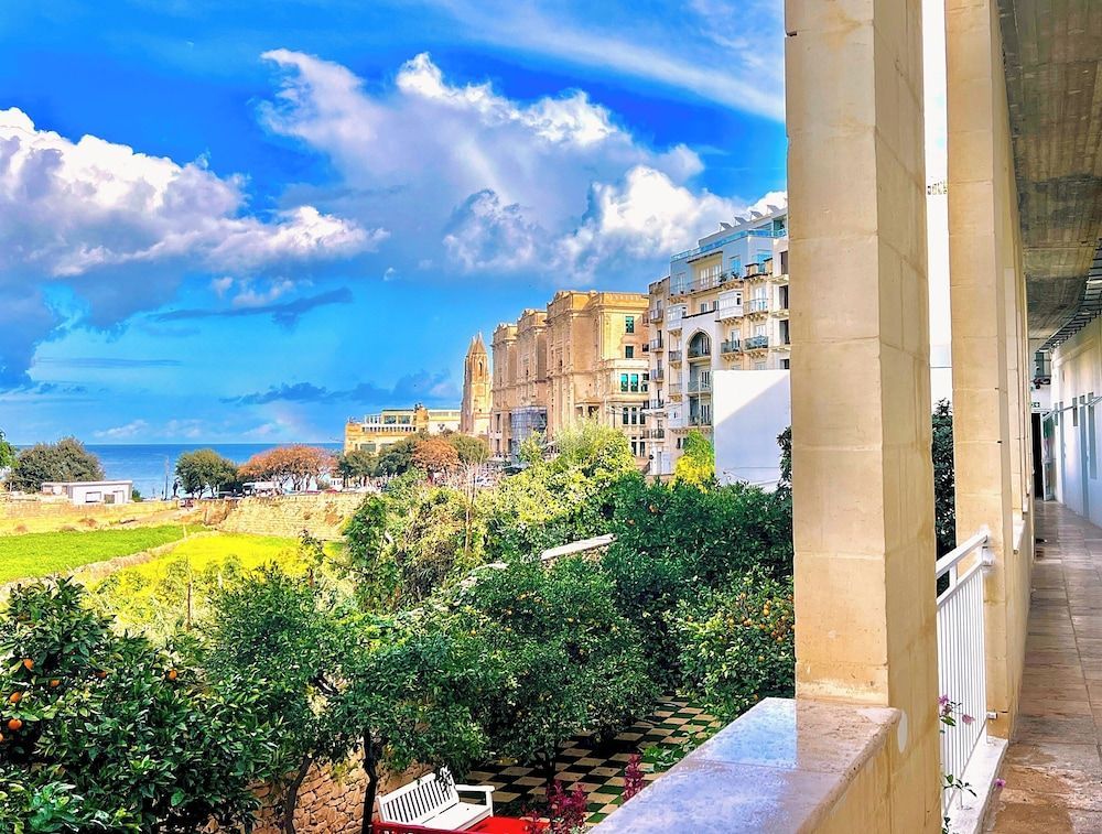 Follow the Sun Boutique Hostel - Pool, Breakfast & Sea Views 1