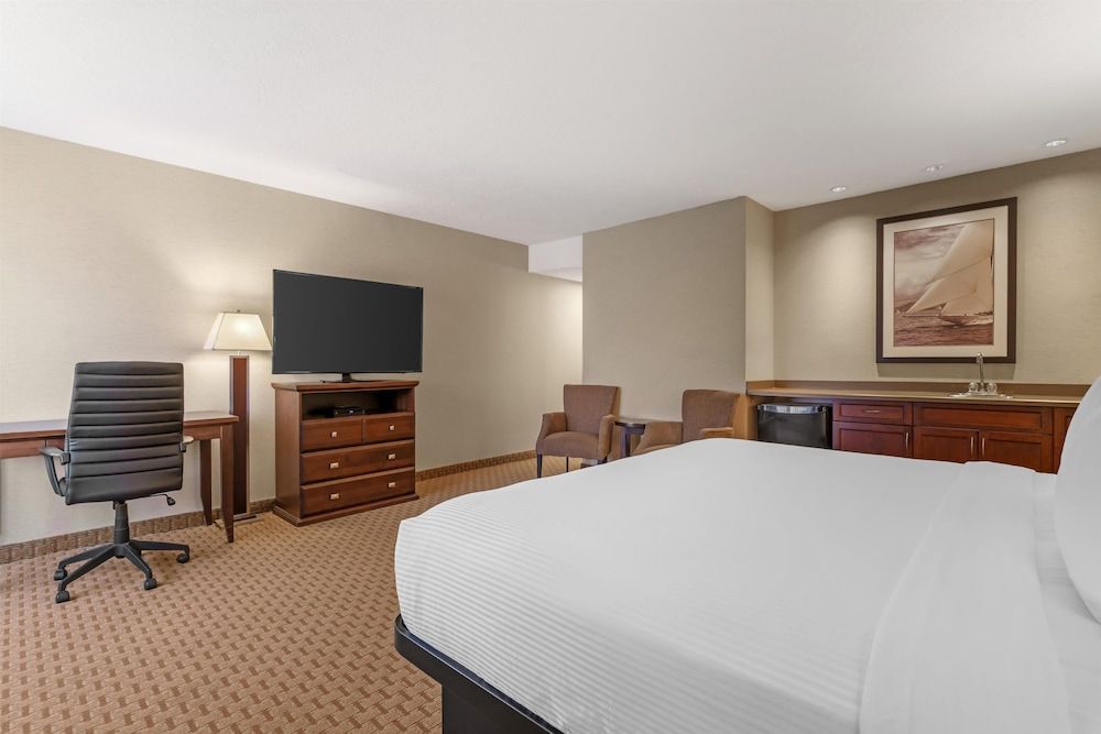 Best Western Plus Emerald Isle Hotel 1