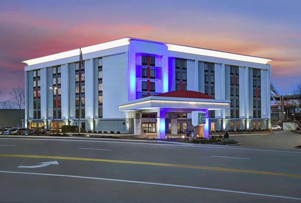 Holiday Inn Express & Suites CINCINNATI RIVERFRONT by IHG 1