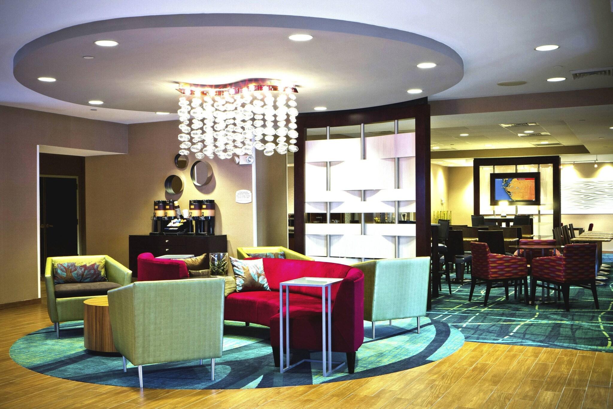 Holiday Inn Express & Suites Sarasota Bradenton by IHG 2