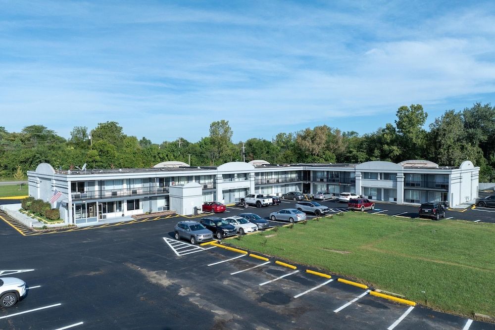 Days Inn & Suites by Wyndham Dayton North 1