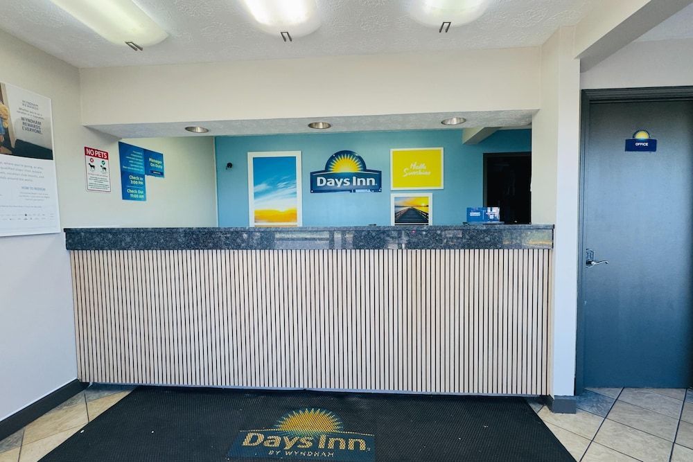 Days Inn & Suites by Wyndham Dayton North 2
