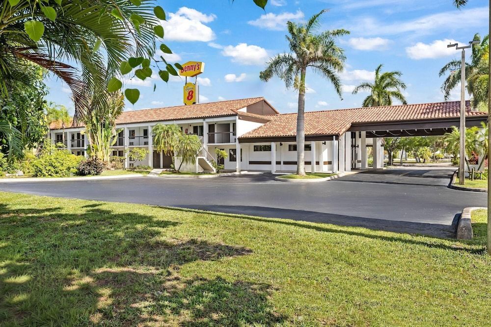 Super 8 by Wyndham Riviera Beach West Palm Beach 1